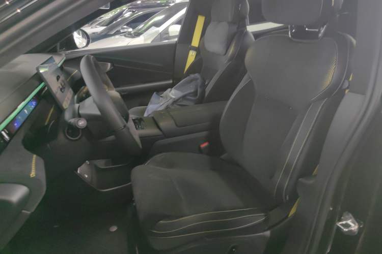 Used Lynk & Co 10 EM-P 2025 Model 240 All-Wheel Drive Ultra—Sport Edition Left Front Seat