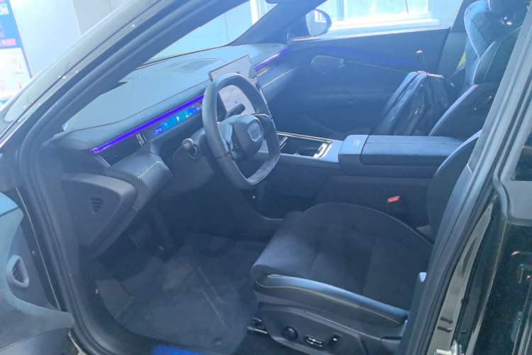 Used Lynk & Co 10 EM-P 2025 Model 240 All-Wheel Drive Ultra—Sport Edition Left Front Seat