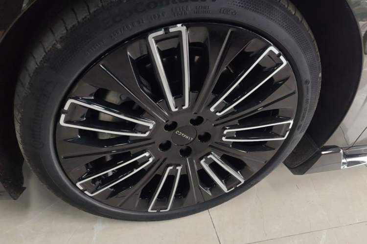Used Lynk & Co 10 EM-P 2025 Model 240 All-Wheel Drive Ultra—Sport Edition Left Front Wheel Hub