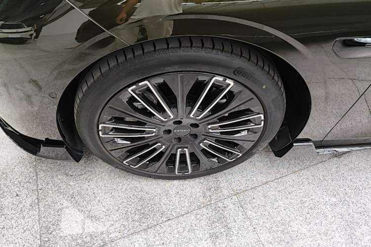 Used Lynk & Co 10 EM-P 2025 Model 240 All-Wheel Drive Ultra—Sport Edition Left Front Wheel Hub