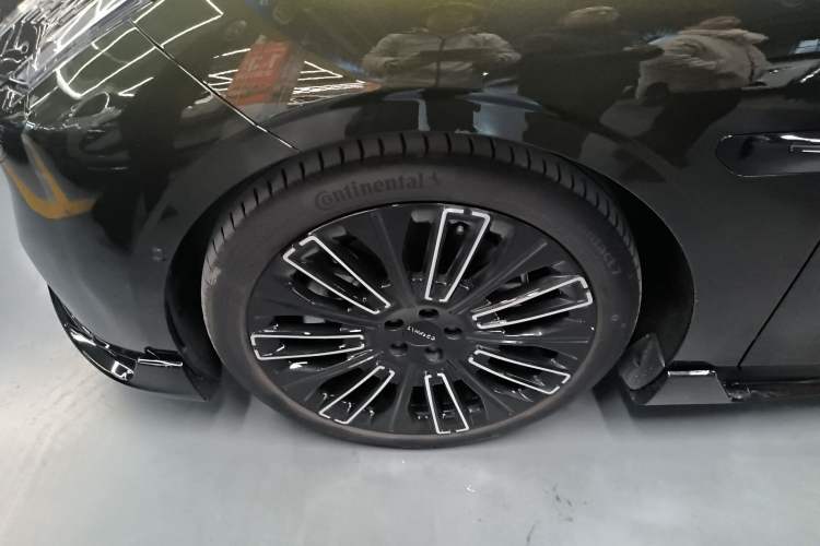 Used Lynk & Co 10 EM-P 2025 Model 240 All-Wheel Drive Ultra—Sport Edition Left Front Wheel Hub