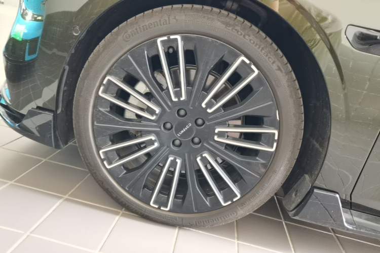 Used Lynk & Co 10 EM-P 2025 Model 240 All-Wheel Drive Ultra—Sport Edition Left Front Wheel Hub