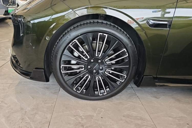 Used Lynk & Co 10 EM-P 2025 Model 240 All-Wheel Drive Ultra—Sport Edition Left Front Wheel Hub