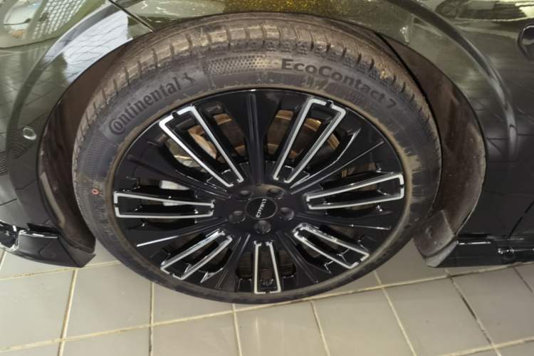 Used Lynk & Co 10 EM-P 2025 Model 240 All-Wheel Drive Ultra—Sport Edition Left Front Wheel Hub