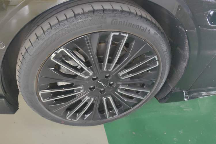 Used Lynk & Co 10 EM-P 2025 Model 240 All-Wheel Drive Ultra—Sport Edition Left Front Wheel Hub