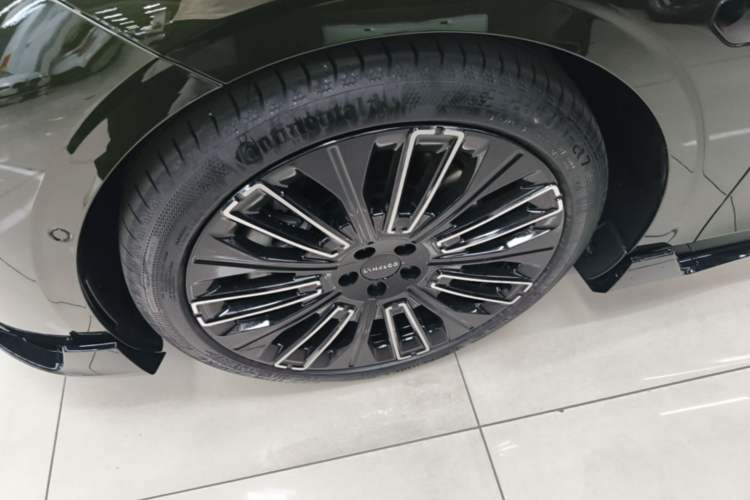 Used Lynk & Co 10 EM-P 2025 Model 240 All-Wheel Drive Ultra—Sport Edition Left Front Wheel Hub