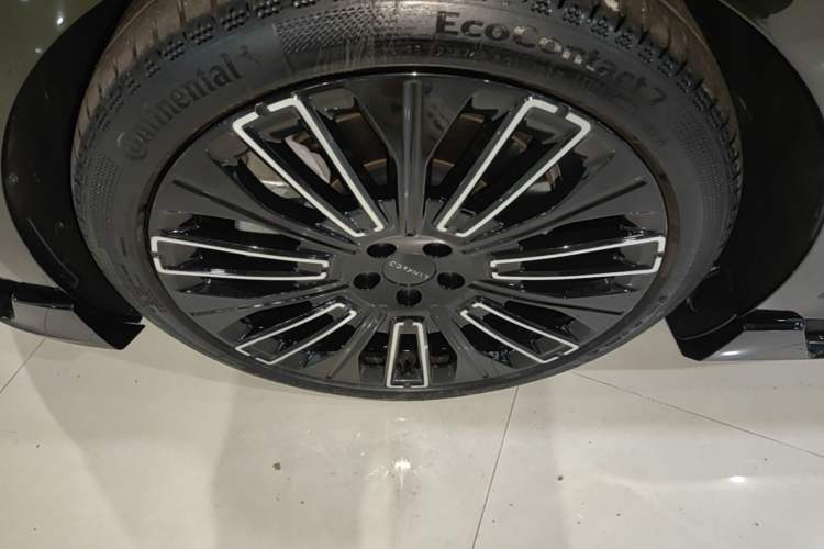 Used Lynk & Co 10 EM-P 2025 Model 240 All-Wheel Drive Ultra—Sport Edition Left Front Wheel Hub