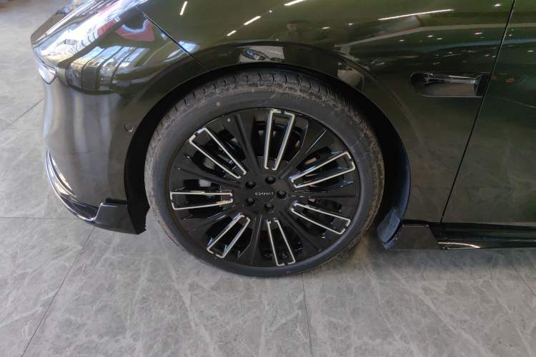 Used Lynk & Co 10 EM-P 2025 Model 240 All-Wheel Drive Ultra—Sport Edition Left Front Wheel Hub
