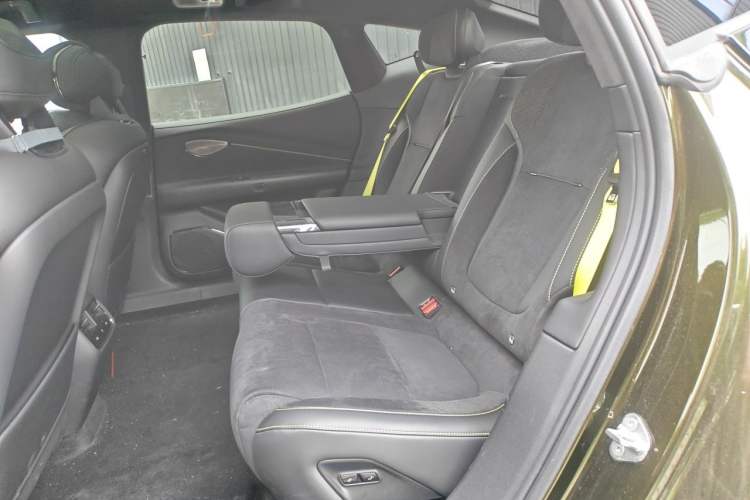 Used Lynk & Co 10 EM-P 2025 Model 240 All-Wheel Drive Ultra—Sport Edition Left Rear Seat