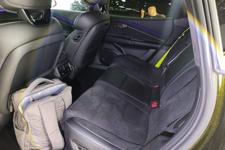 Used Lynk & Co 10 EM-P 2025 Model 240 All-Wheel Drive Ultra—Sport Edition Left Rear Seat