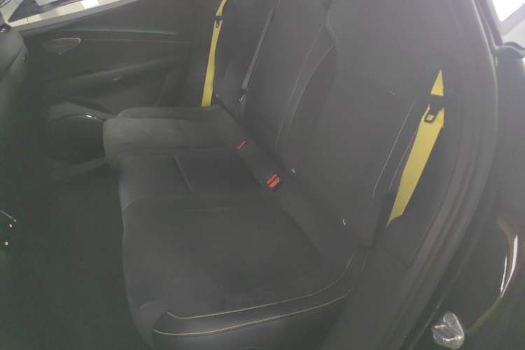 Used Lynk & Co 10 EM-P 2025 Model 240 All-Wheel Drive Ultra—Sport Edition Left Rear Seat