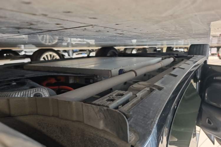Used Lynk & Co 10 EM-P 2025 Model 240 All-Wheel Drive Ultra—Sport Edition Left Side Sill
