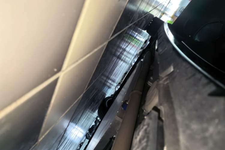 Used Lynk & Co 10 EM-P 2025 Model 240 All-Wheel Drive Ultra—Sport Edition Left Side Sill