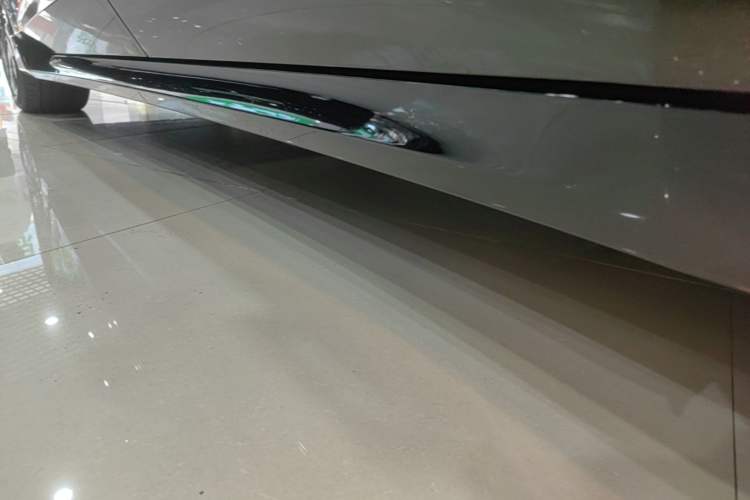 Used Lynk & Co 10 EM-P 2025 Model 240 All-Wheel Drive Ultra—Sport Edition Left Side Sill