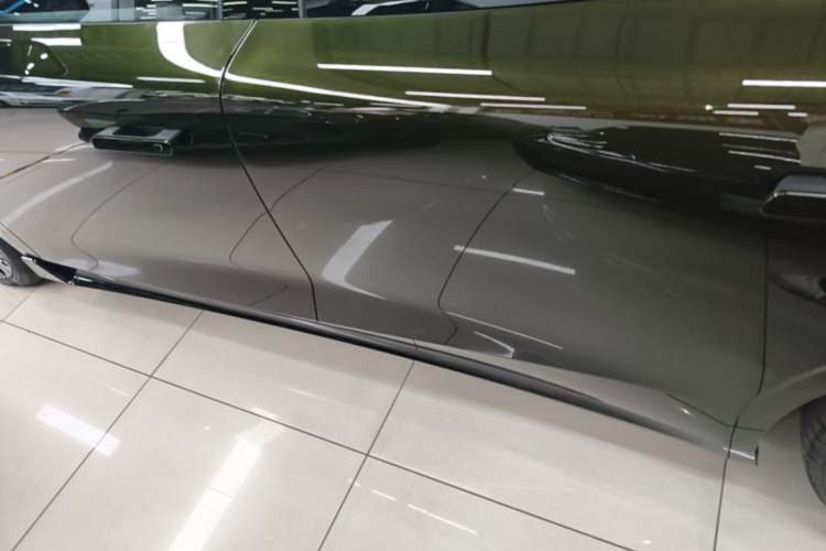 Used Lynk & Co 10 EM-P 2025 Model 240 All-Wheel Drive Ultra—Sport Edition Left Side Sill