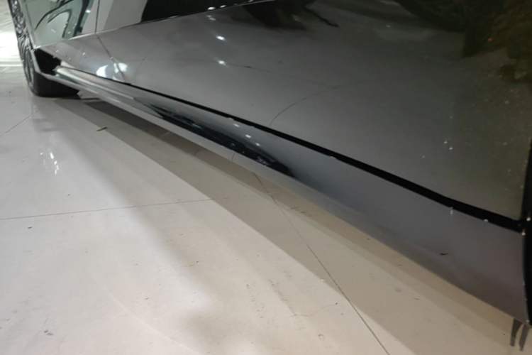 Used Lynk & Co 10 EM-P 2025 Model 240 All-Wheel Drive Ultra—Sport Edition Left Side Sill