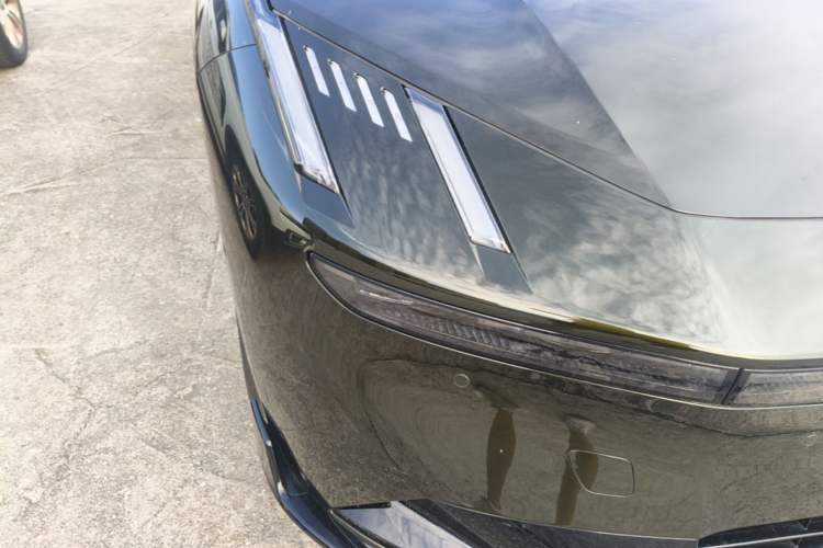 Used Lynk & Co 10 EM-P 2025 Model 240 All-Wheel Drive Ultra—Sport Edition Right Front Headlight