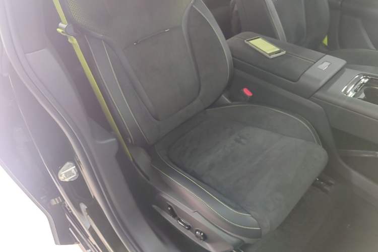 Used Lynk & Co 10 EM-P 2025 Model 240 All-Wheel Drive Ultra—Sport Edition Right Front Seat