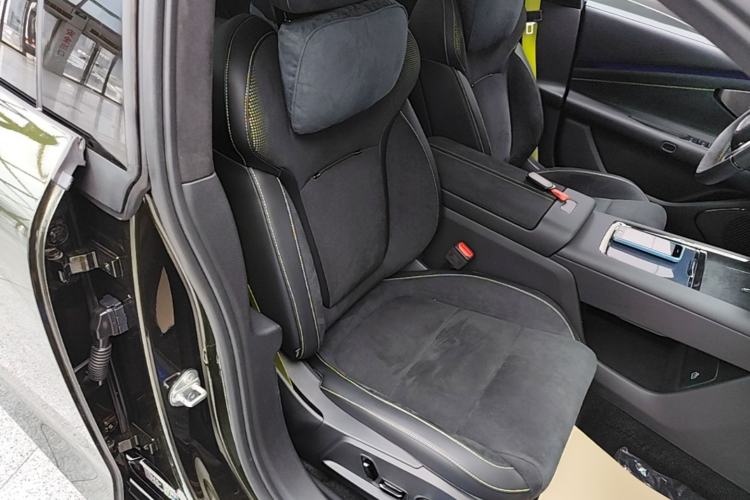 Used Lynk & Co 10 EM-P 2025 Model 240 All-Wheel Drive Ultra—Sport Edition Right Front Seat