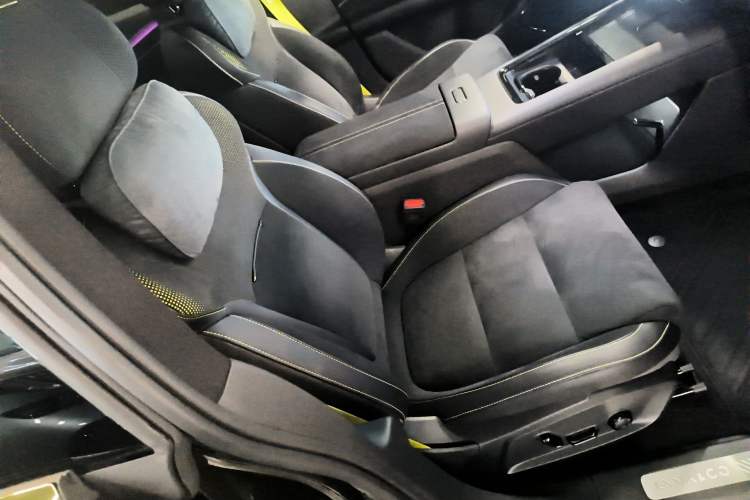 Used Lynk & Co 10 EM-P 2025 Model 240 All-Wheel Drive Ultra—Sport Edition Right Front Seat