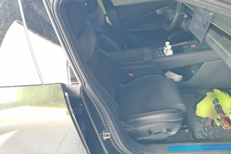 Used Lynk & Co 10 EM-P 2025 Model 240 All-Wheel Drive Ultra—Sport Edition Right Front Seat