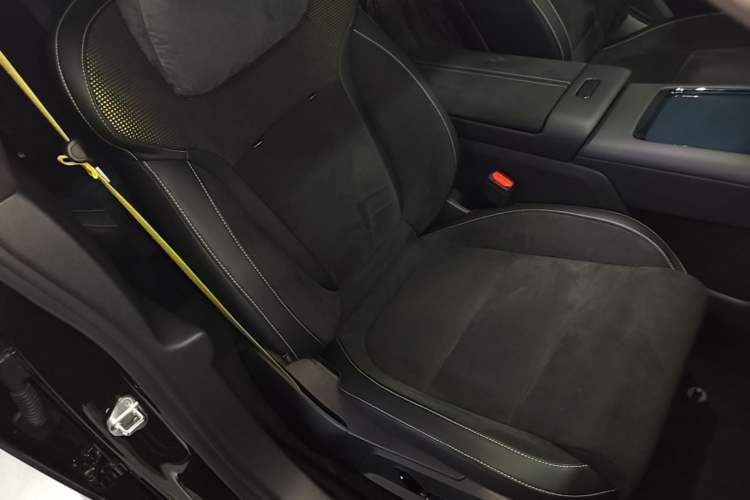 Used Lynk & Co 10 EM-P 2025 Model 240 All-Wheel Drive Ultra—Sport Edition Right Front Seat