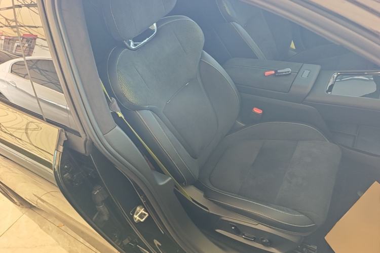 Used Lynk & Co 10 EM-P 2025 Model 240 All-Wheel Drive Ultra—Sport Edition Right Front Seat