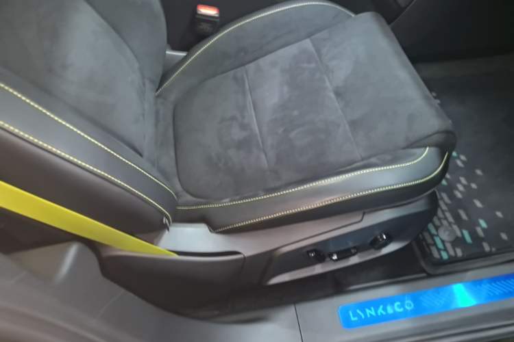 Used Lynk & Co 10 EM-P 2025 Model 240 All-Wheel Drive Ultra—Sport Edition Right Front Seat