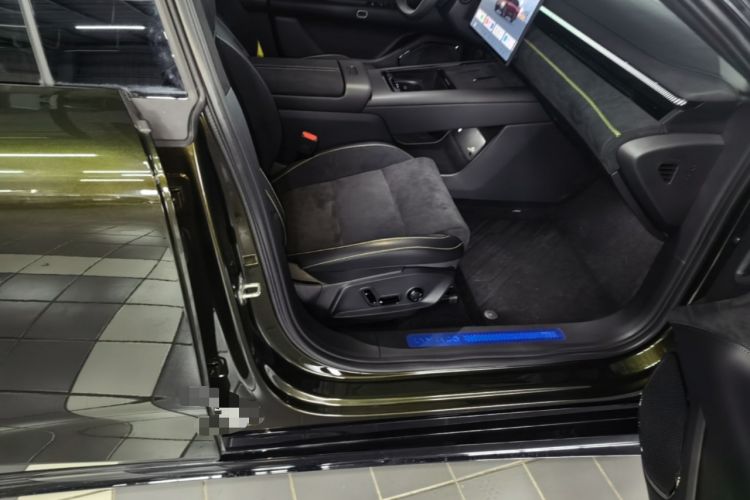 Used Lynk & Co 10 EM-P 2025 Model 240 All-Wheel Drive Ultra—Sport Edition Right Front Seat