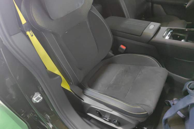 Used Lynk & Co 10 EM-P 2025 Model 240 All-Wheel Drive Ultra—Sport Edition Right Front Seat