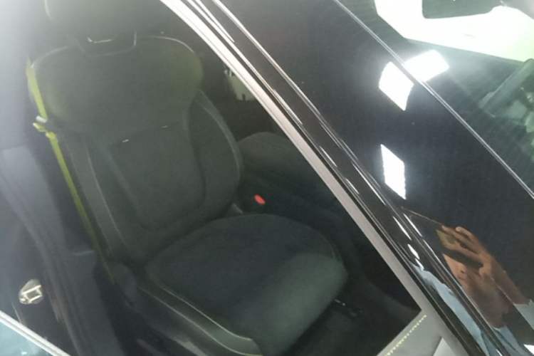 Used Lynk & Co 10 EM-P 2025 Model 240 All-Wheel Drive Ultra—Sport Edition Right Front Seat