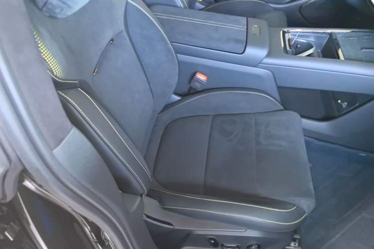 Used Lynk & Co 10 EM-P 2025 Model 240 All-Wheel Drive Ultra—Sport Edition Right Front Seat
