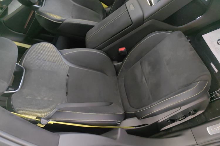 Used Lynk & Co 10 EM-P 2025 Model 240 All-Wheel Drive Ultra—Sport Edition Right Front Seat