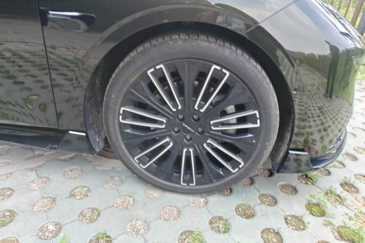 Used Lynk & Co 10 EM-P 2025 Model 240 All-Wheel Drive Ultra—Sport Edition Right Front Wheel Hub