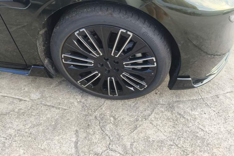 Used Lynk & Co 10 EM-P 2025 Model 240 All-Wheel Drive Ultra—Sport Edition Right Front Wheel Hub