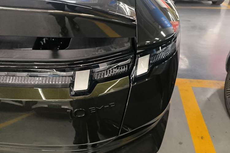 Used Lynk & Co 10 EM-P 2025 Model 240 All-Wheel Drive Ultra—Sport Edition Right Rear Taillight