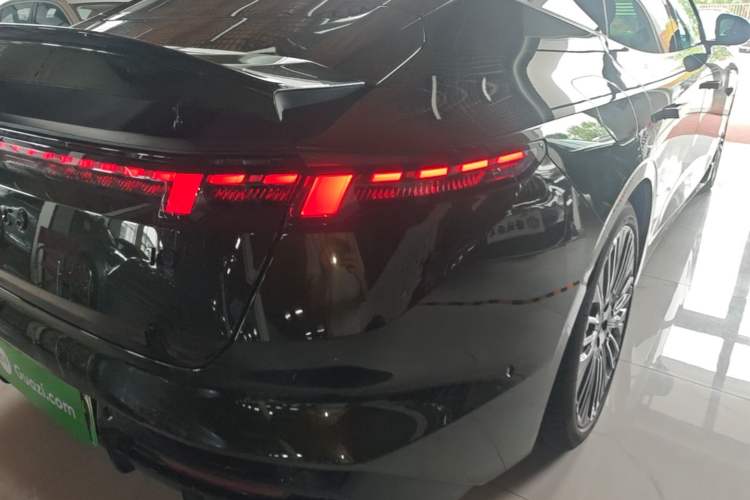 Used Lynk & Co 10 EM-P 2025 Model 240 All-Wheel Drive Ultra—Sport Edition Right Rear Taillight
