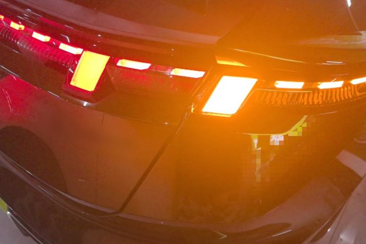 Used Lynk & Co 10 EM-P 2025 Model 240 All-Wheel Drive Ultra—Sport Edition Right Rear Taillight