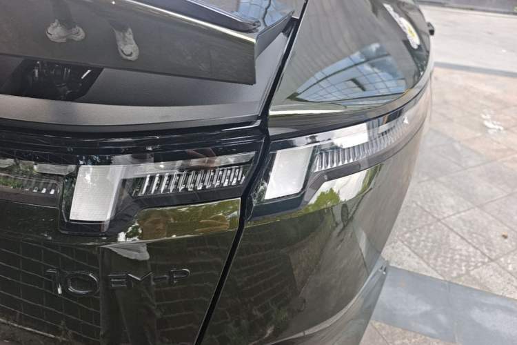 Used Lynk & Co 10 EM-P 2025 Model 240 All-Wheel Drive Ultra—Sport Edition Right Rear Taillight