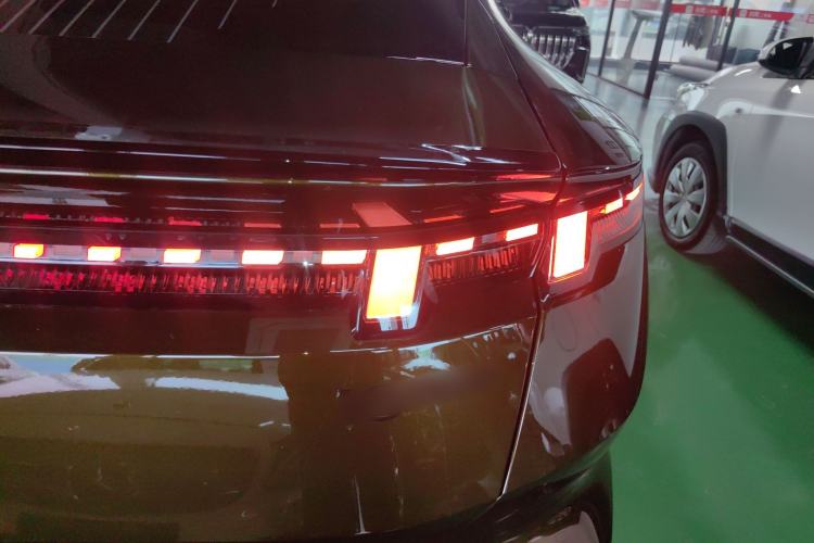 Used Lynk & Co 10 EM-P 2025 Model 240 All-Wheel Drive Ultra—Sport Edition Right Rear Taillight