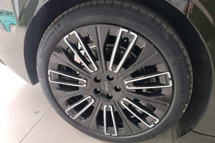 Used Lynk & Co 10 EM-P 2025 Model 240 All-Wheel Drive Ultra—Sport Edition Right Rear Wheel Hub