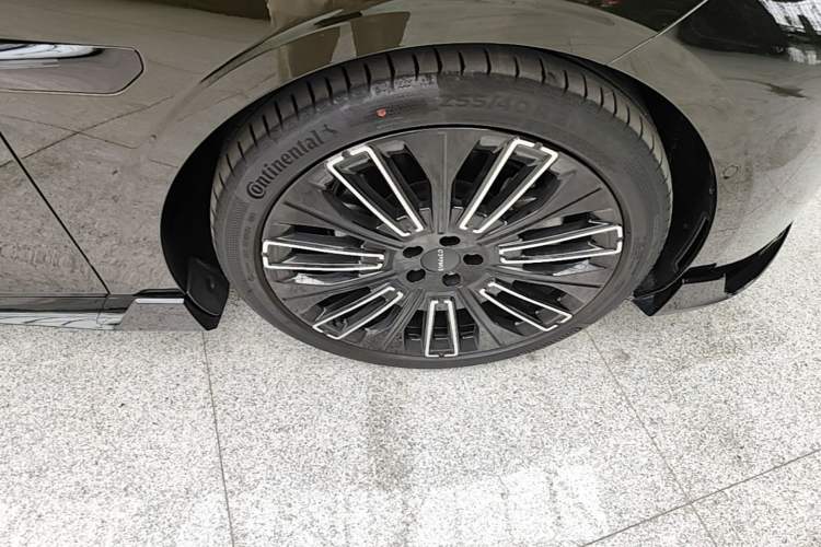 Used Lynk & Co 10 EM-P 2025 Model 240 All-Wheel Drive Ultra—Sport Edition Right Rear Wheel Hub