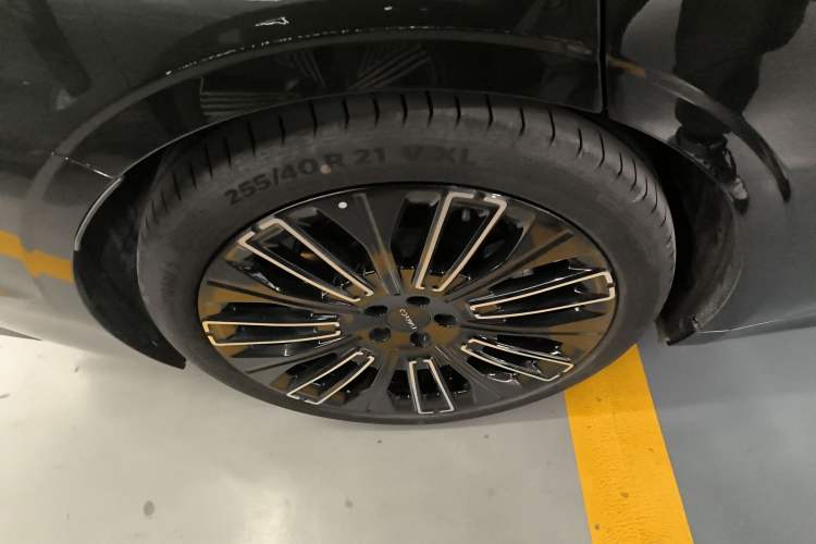 Used Lynk & Co 10 EM-P 2025 Model 240 All-Wheel Drive Ultra—Sport Edition Right Rear Wheel Hub