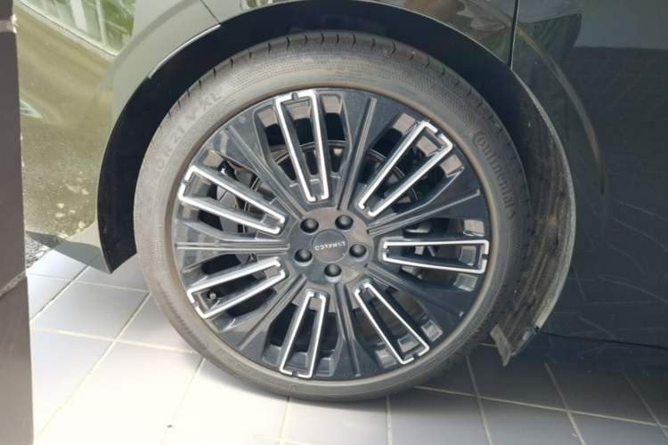 Used Lynk & Co 10 EM-P 2025 Model 240 All-Wheel Drive Ultra—Sport Edition Right Rear Wheel Hub