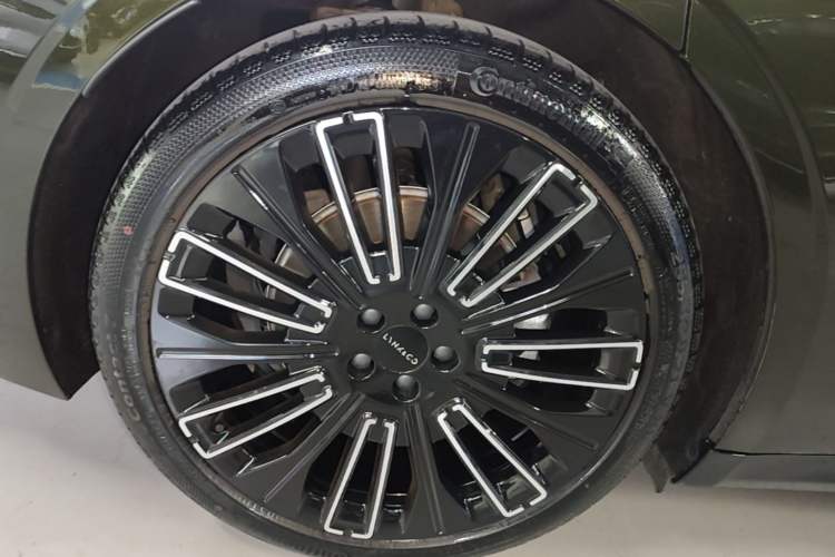 Used Lynk & Co 10 EM-P 2025 Model 240 All-Wheel Drive Ultra—Sport Edition Right Rear Wheel Hub