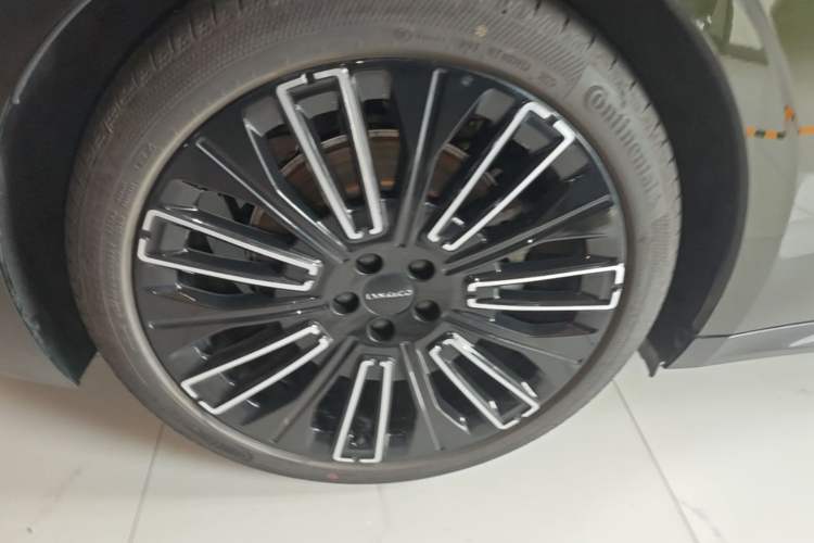 Used Lynk & Co 10 EM-P 2025 Model 240 All-Wheel Drive Ultra—Sport Edition Right Rear Wheel Hub