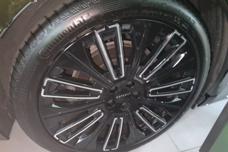 Used Lynk & Co 10 EM-P 2025 Model 240 All-Wheel Drive Ultra—Sport Edition Right Rear Wheel Hub