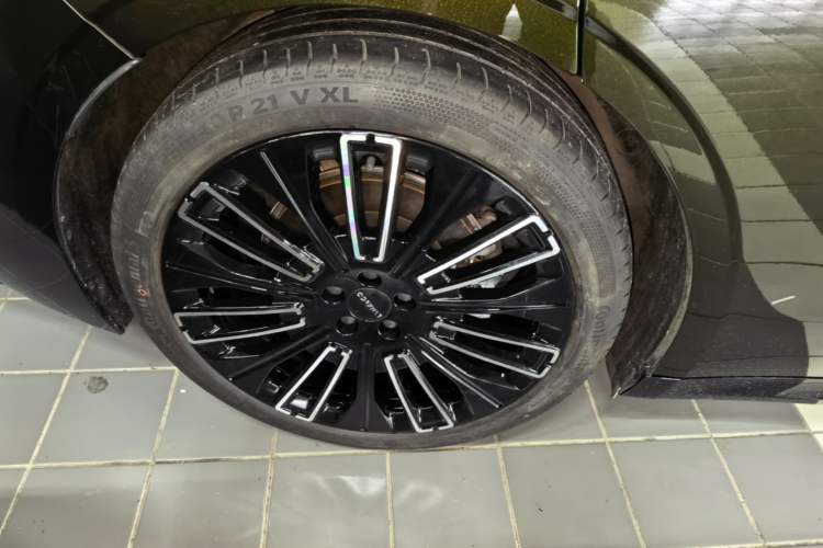Used Lynk & Co 10 EM-P 2025 Model 240 All-Wheel Drive Ultra—Sport Edition Right Rear Wheel Hub