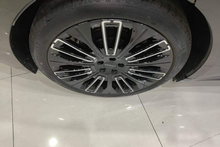 Used Lynk & Co 10 EM-P 2025 Model 240 All-Wheel Drive Ultra—Sport Edition Right Rear Wheel Hub
