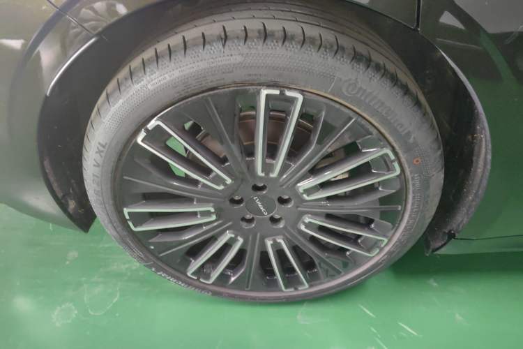 Used Lynk & Co 10 EM-P 2025 Model 240 All-Wheel Drive Ultra—Sport Edition Right Rear Wheel Hub